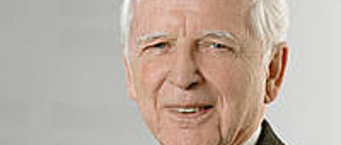 Nobelpreisträger Harald zur Hausen hält einen Vortrag im Biozentrum. Foto: Deutsches Krebsforschungszentrum