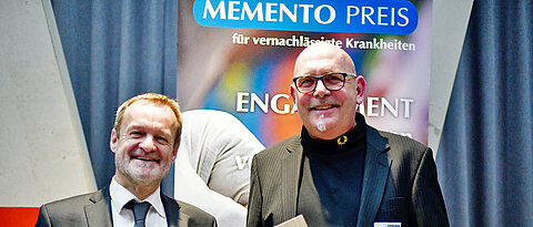 Markus Engstler (r.) bei der Preisverleihung in Berlin.  Das Bild zeigt ihn mit Laudator Klaus Brehm.