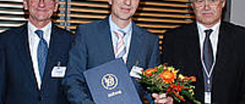 Professor Thomas Rudel (Mitte) mit Professor Werner Solbach, dem Geschäftsführenden Vorsitzenden der Stiftung der Deutschen Gesellschaft für Hygiene und Mikrobiologie (links) und Professor Georg Peters, dem Vorsitzenden der Stiftung (rechts). Foto: Wol