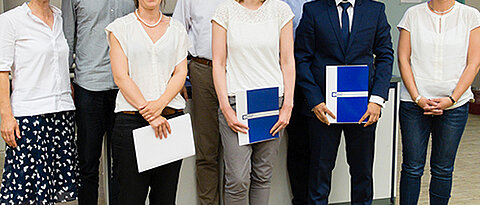 Bei der Preisverleihung im Biozentrum (von links): Ricarda Scheiner, Ingolf Steffan-Dewenter und Alice Claßen, Martin Eilers und Laura A. Jänicke, Thomas Rudel und Sudip Das sowie Christina Lillesaar. (Foto: Günter Brönner)