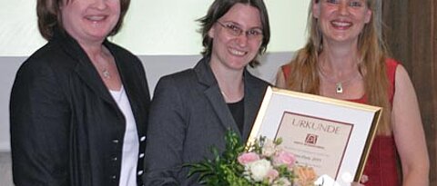 Die Biologin Susanne Schmitt (Mitte) von der Uni Würzburg nimmt den Zonta-Preis 2011 entgegen. Mit ihr freuen sich Jutta Schuster (links), Vizepräsidentin des Zonta Clubs Würzburg, und Zonta-Präsidentin Michaela Schlotter. Foto: Zonta-Club Würzburg