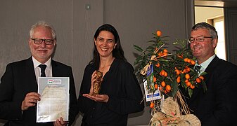 Science Hero Preisübergabe. Prof. Melanie Brinkmann mit Sprecher und Stv. der KBF, PD Alois Palmetshofer (r.) und Prof. Dietrich Nies (l.) Bild: Beate Volke