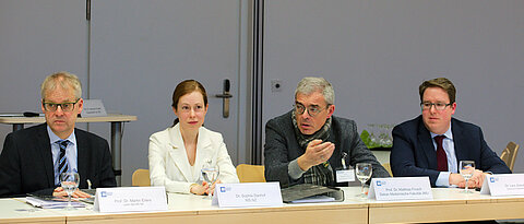 Das Mildred-Scheel-Nachwuchszentrum soll talentierte Krebsforscher nach Würzburg bringen. Das gaben Martin Eilers, Sophia Danhof, Matthias Frosch und Lars Jöckel (v. l.) auf einer Pressekonferenz bekannt.