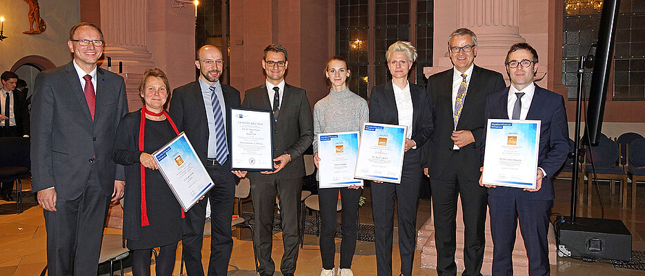 Die Preisträgerinnen und Preisträger mit Repräsentanten des Universitätsbundes (v.l.): Alfons Ledermann, Frauke Fischer, Samuel Kounev, Marwin Züfle, Samira Spiegel, Astrid Carolus, David Brandstätter und Florian Beuerle.