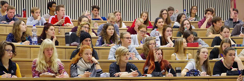 Über 150 Studienanfänger arbeiten im Vorkurs „Anorganische Chemie“ aktiv mit. (Foto: Annette Popp)