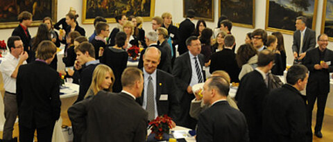 Ihre Deutschlandstipendien vergibt die Uni Würzburg in einem feierlichen Rahmen, wie hier 2011 in der Gemäldegalerie des Martin-von-Wagner-Museums. Foto: Gunnar Bartsch