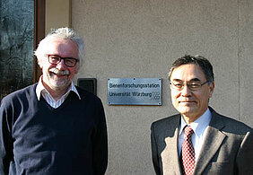 Jürgen Tautz und Professor Yo Kikuchi, Vizepräsident der Toyohashi University of Technology, vor der Würzburger Bienenstation. Foto: Hobos