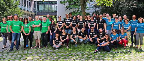 Die Gruppe des EMBO-Kurses „Advanced Electron Microscopy in Cell Biology” im Innenhof des Biozentrums.