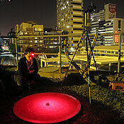 Claudia Tocco führt die gleichen Experimente auf einem „lichtverschmutzten“ Hausdach im Zentrum von Johannesburg durch.