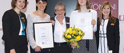 Picture: Svenja Meierjohann receives prize for cancer research