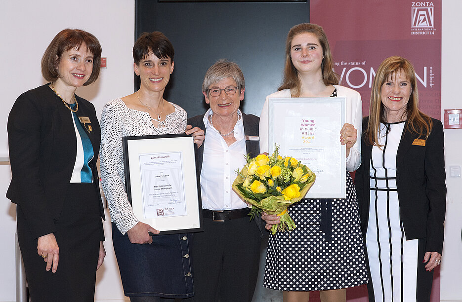 Picture: Svenja Meierjohann receives prize for cancer research